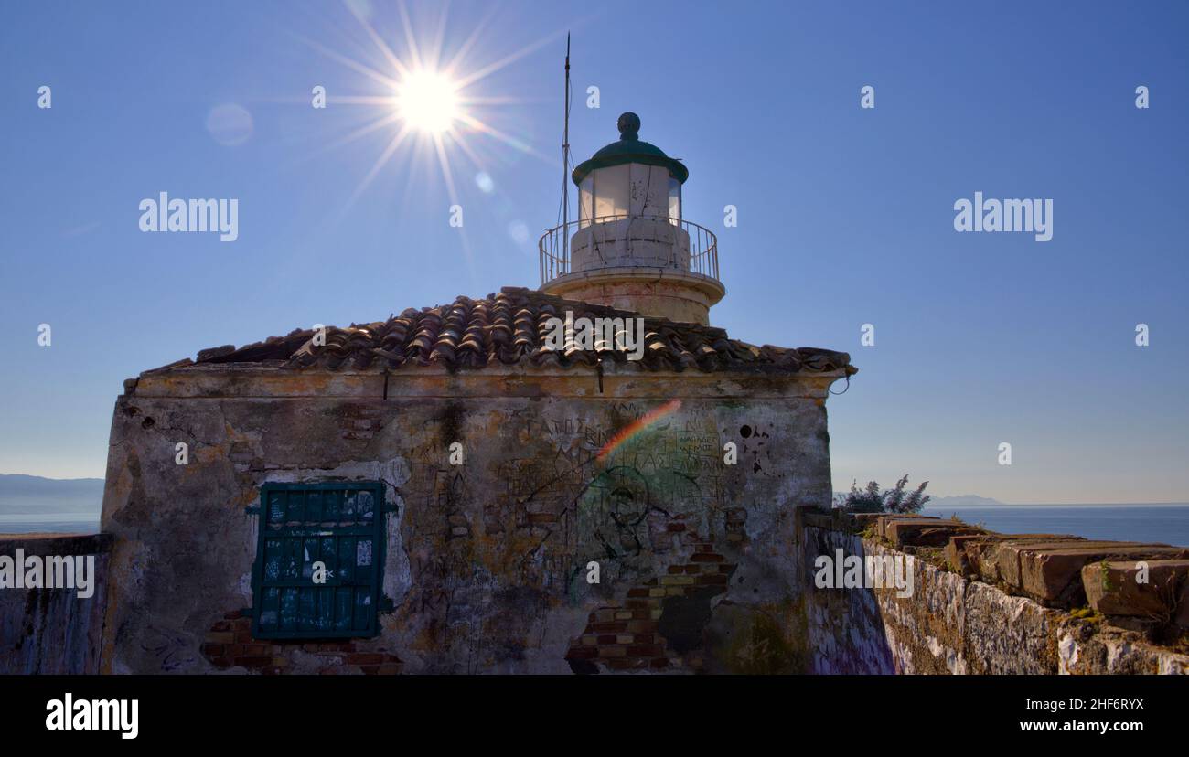 Griechenland, Griechische Inseln, Ionische Inseln, Korfu, Korfu-Stadt, Alte Festung, Leuchtturm auf der Festung, hintergrundbeleuchtetes Foto, Sonnenkranz hinter dem Dach des Leuchtturms, blauer Himmel, Regenbogenreflexe Stockfoto