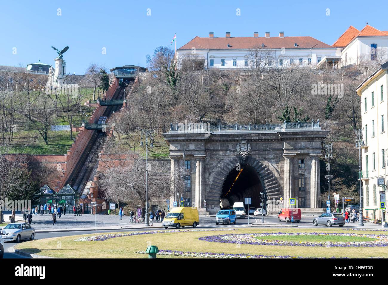 Budapest, Ungarn - 12th. März 2019: Die Schlossberg-Seilbahn verbindet den Adam-Clark-Platz und die Széchenyi-Kettenbrücke auf Flusshöhe mit der Budaer Burg. V Stockfoto