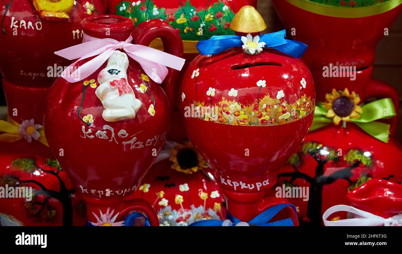 Griechenland, Griechische Inseln, Ionische Inseln, Korfu, Korfu-Stadt, Altstadt, Laden, rote Osterdekoration, rote Krüge Stockfoto