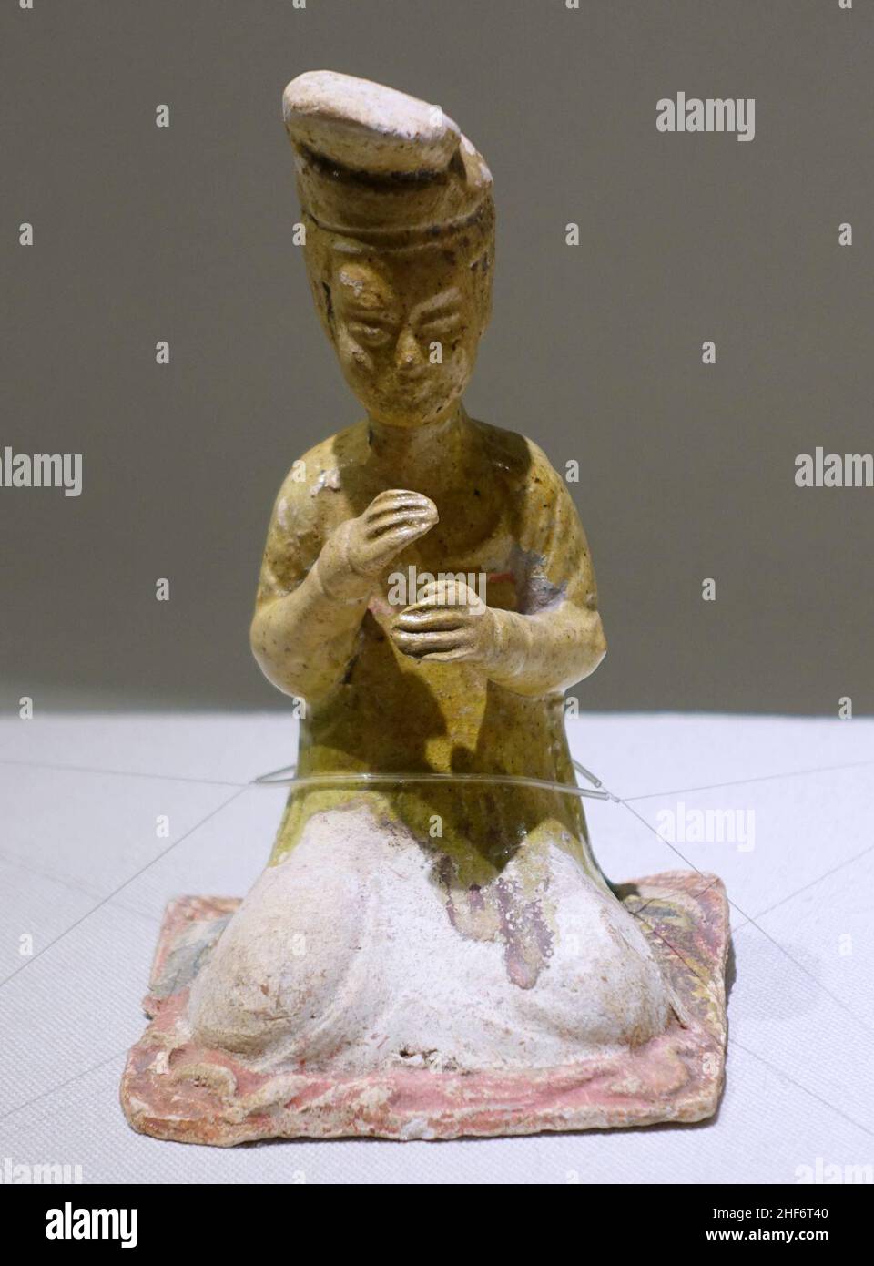 Sitzende Musikerinnen, Figur 1 von 6, China, Tang-Dynastie, 7th. Jahrhundert n. Chr., Strohglasur mit gemaltem Ornament Stockfoto