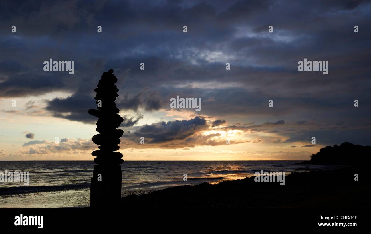 Griechenland, griechische Inseln, Ionische Inseln, Korfu, Westküste, Süßwassersee, Korission-See, Sonnenuntergang direkt westlich des Sees, wolkig-grauer Himmel, durchscheinende Sonne, links im Bild als Silhouette vergraut Stockfoto