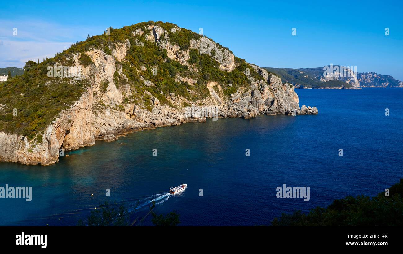 Griechenland, griechische Inseln, Ionische Inseln, Korfu, Nordwest, Paleokastritsa, Meerblick, Ausflugsboot, felsige, grüne Küste in der mittleren Entfernung Stockfoto