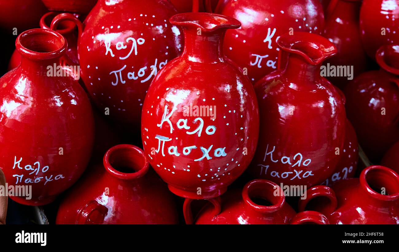 Griechenland, griechische Inseln, Ionische Inseln, Korfu, Korfu Stadt, Altstadt, Ladendisplay, Osterdekoration, rote Krüge mit der Aufschrift 'Kalo Pasca' = 'Frohe Ostern' Stockfoto