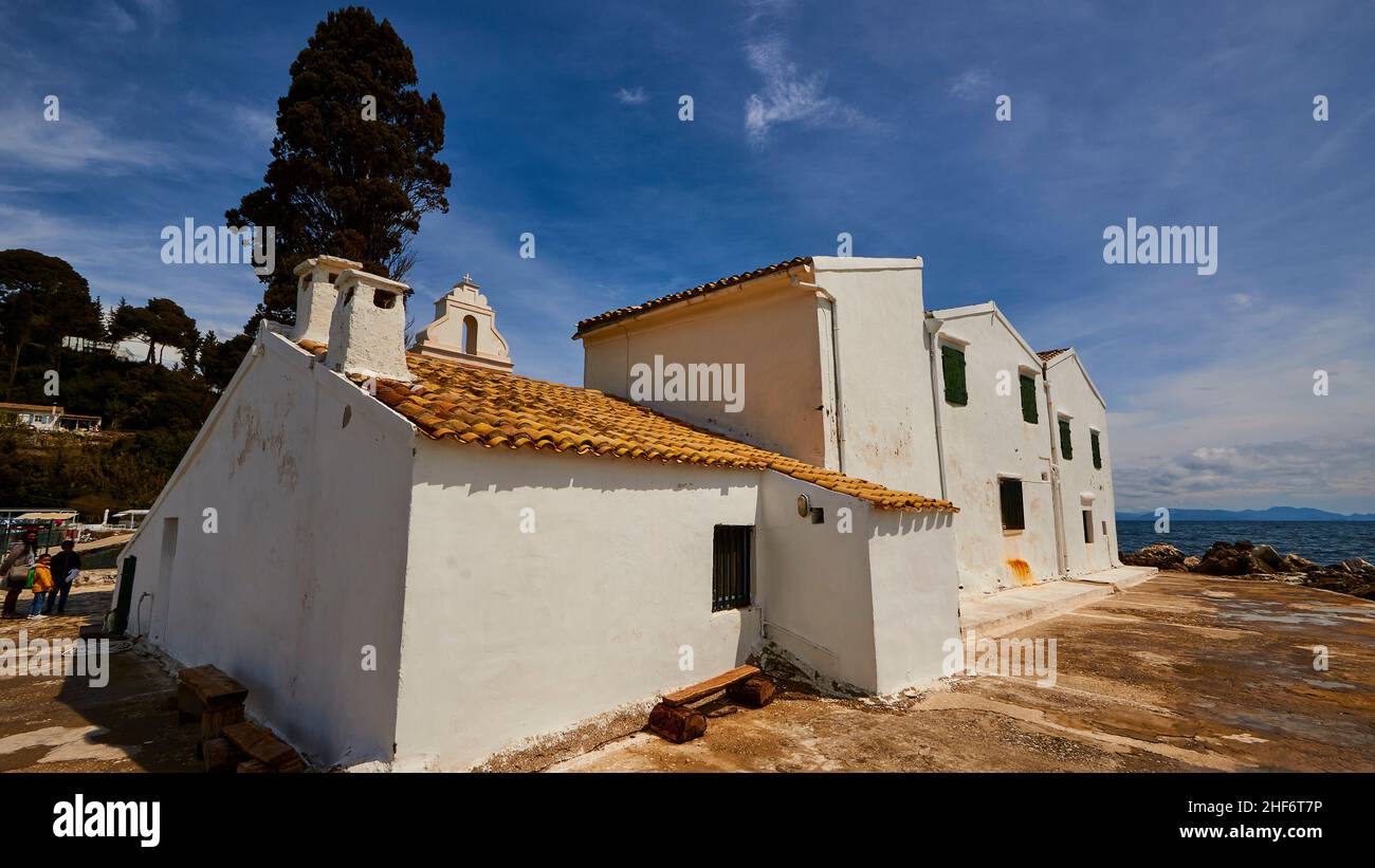 Griechenland, griechische Inseln, Ionische Inseln, Korfu, Kloster Vlacherna, Weitwinkelansicht des Klostergebäudes, blauer Himmel mit Wolken, Stockfoto