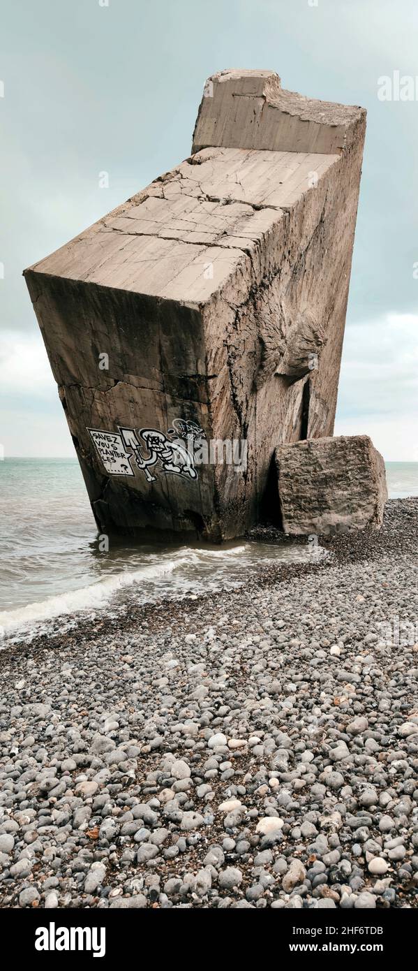 Rest eines gesprengten Bunkers aus dem Zweiten Weltkrieg in Quiberville Plage, Cote d'Albatre, Frankreich, Normandie, Stockfoto