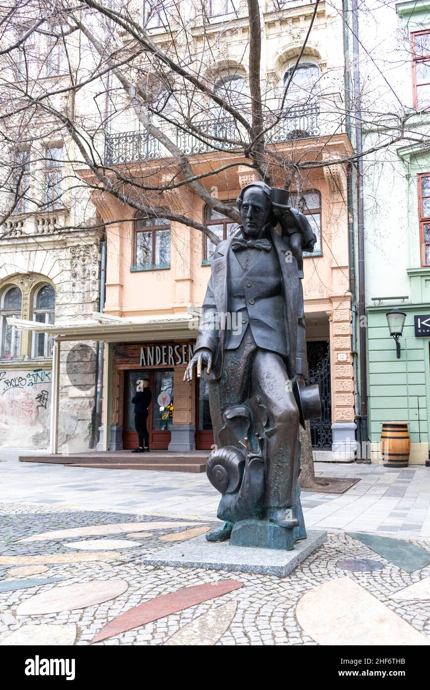 Bratislava, Slowakei - 14. März 19: Hans Christian Andersen Statue in der Altstadt, umgeben von einigen seiner berühmten Märchenfiguren. Es wird behauptet Stockfoto