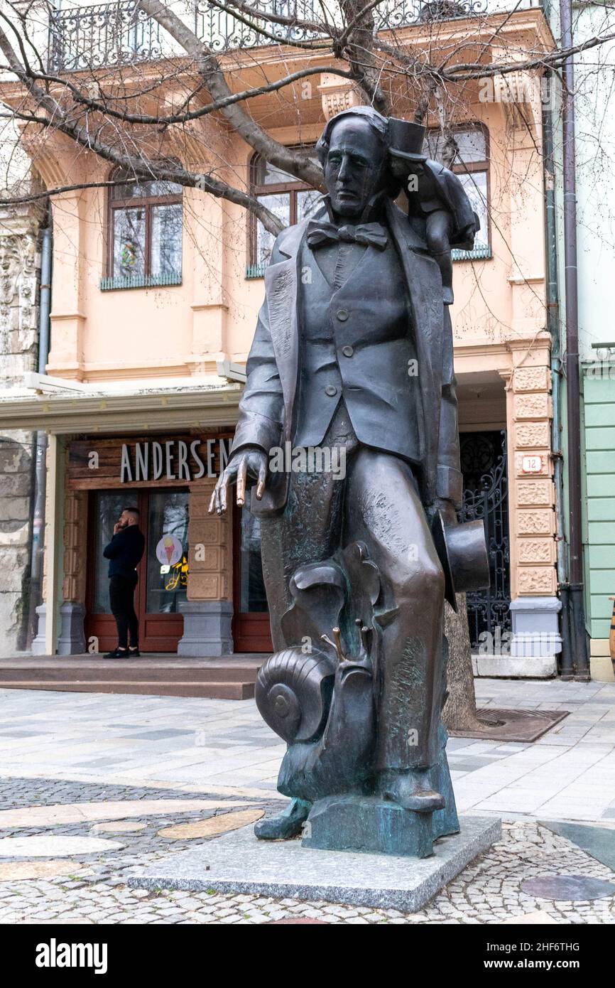 Bratislava, Slowakei - 14. März 19: Hans Christian Andersen Statue in der Altstadt, umgeben von einigen seiner berühmten Märchenfiguren. Es wird behauptet Stockfoto