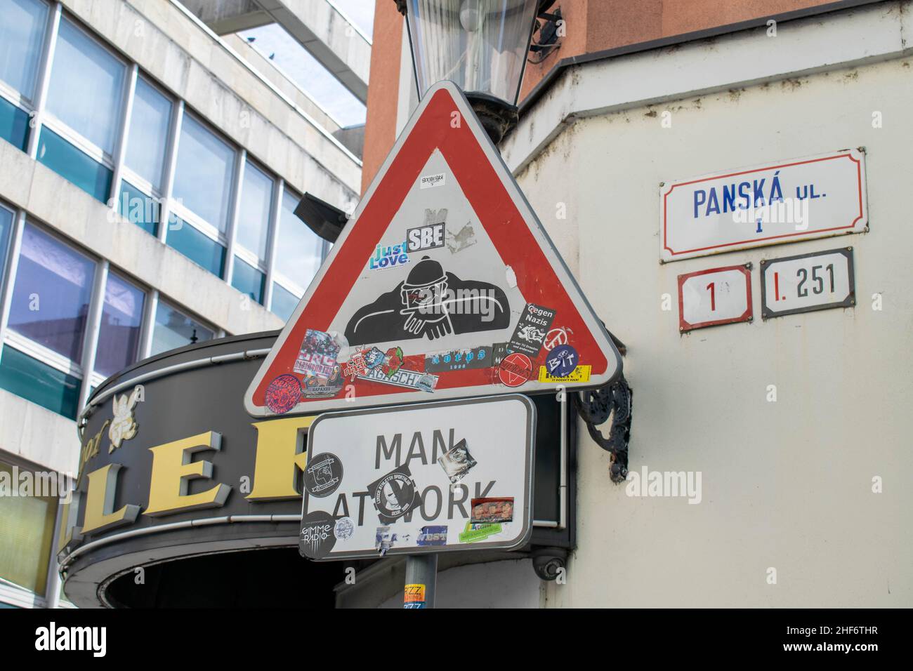 Bratislava, Slowakei - 15. März 19: Cumil, die Statue des Mannes bei der Arbeit, aka, der Beobachter. Berühmte Skulptur in Bratislava, Slowenien, die eine Kläranlage darstellt Stockfoto
