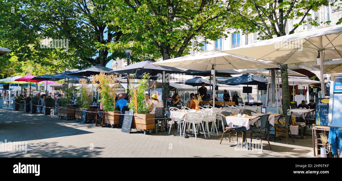 Traditionell werden die Mahlzeiten in den warmen Jahreszeiten im Freien eingenommen, La Rochelle, Charente-Maritime, Frankreich Stockfoto