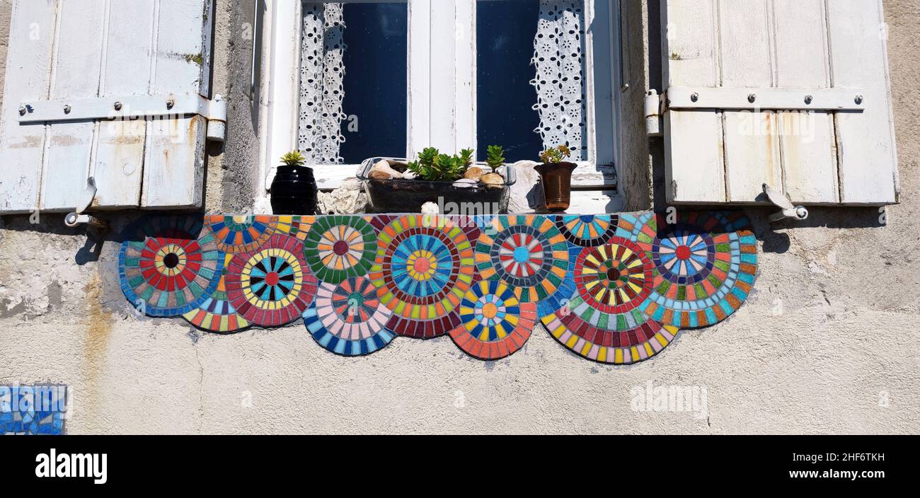 Mosaikdekorationen am Fenster eines Wohnhauses, Frankreich, Charente-Maritime, La Rochelle, Stockfoto