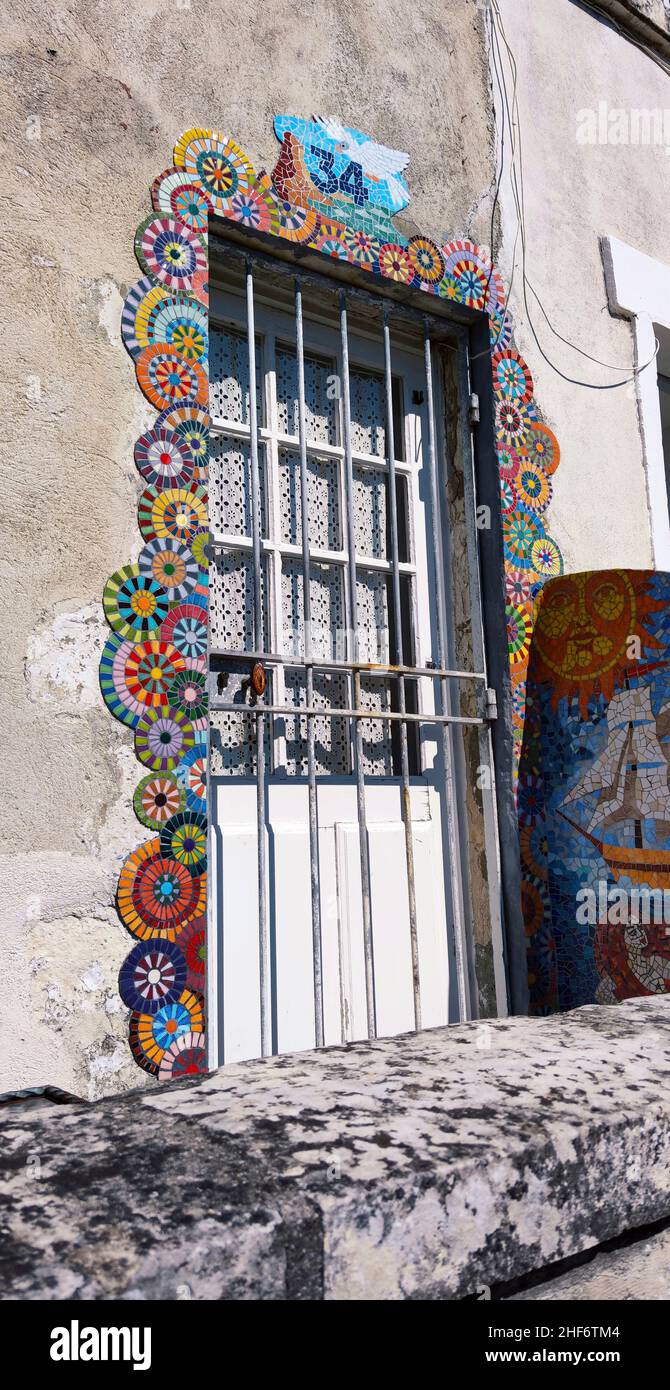 Mosaikdekorationen am Türrahmen eines Wohnhauses, Frankreich, Charente-Maritime, La Rochelle, Stockfoto