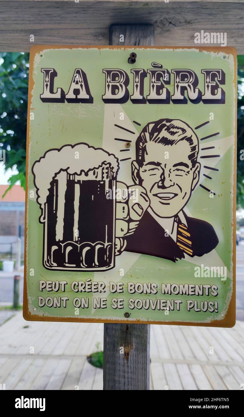 Altes Werbeschild mit Bild und Schrift für Bier "kann gute Zeiten schaffen, an die wir uns nicht mehr erinnern" in Montalivet les Bains, Cote d'Argent Region, französische Atlantikküste Stockfoto