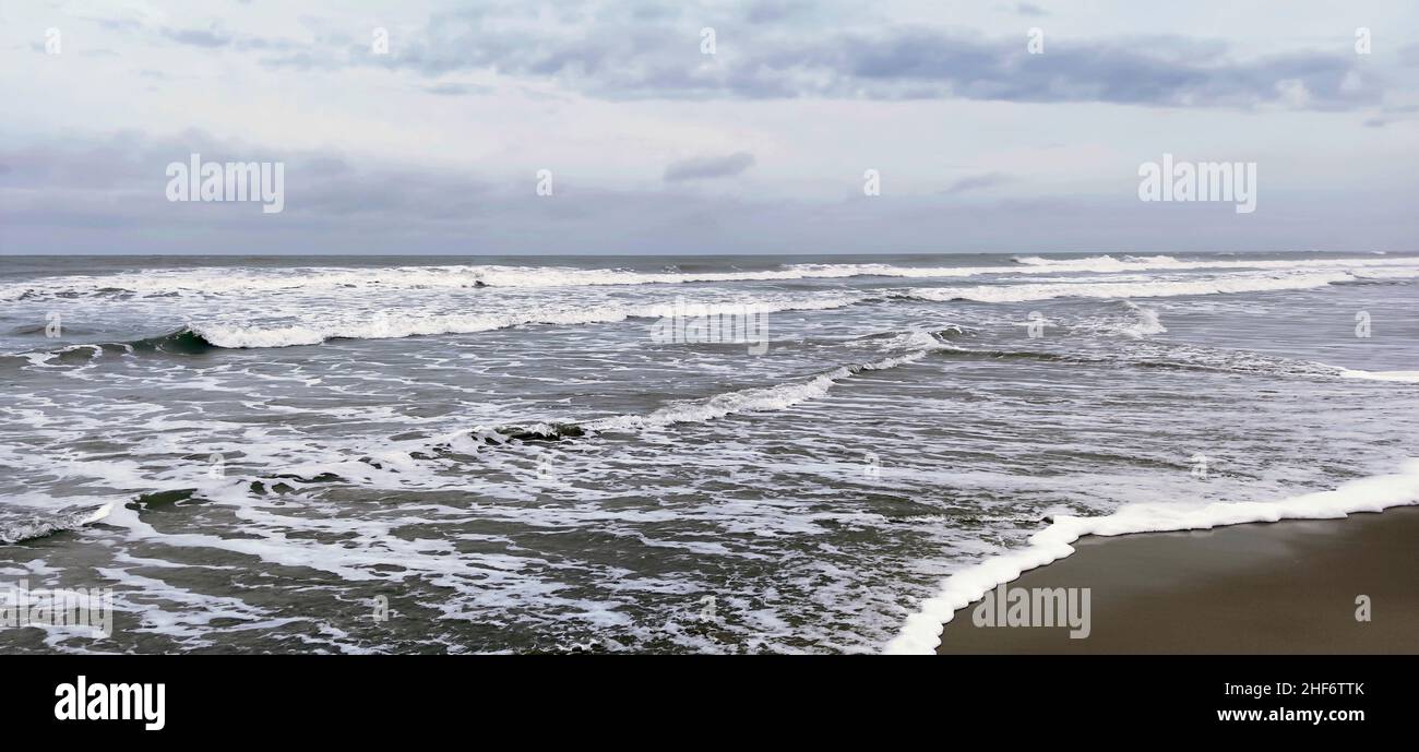 Wellen laufen auf Sand in Plage Le Gurp, Frankreich, Atlantikküste, Bordelais, Stockfoto