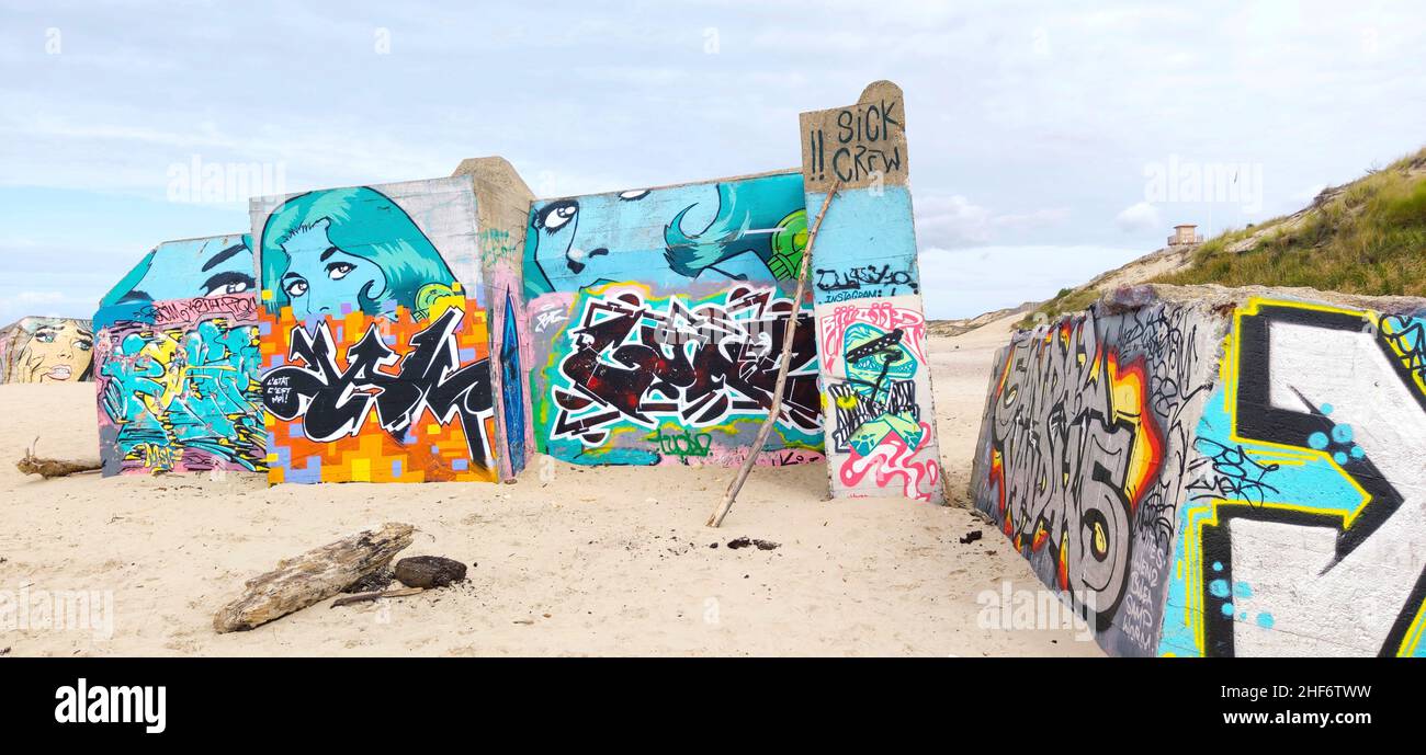 Graffiti auf den Bunkerwänden von Plage Le Gurp, Frankreich, Atlantikküste, Bordelaise, Stockfoto