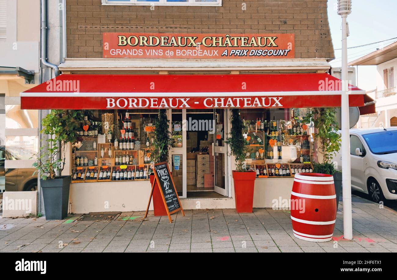 Verkauf von Bordeaux-Weinen in Arcachon, Südwestfrankreich, Stockfoto