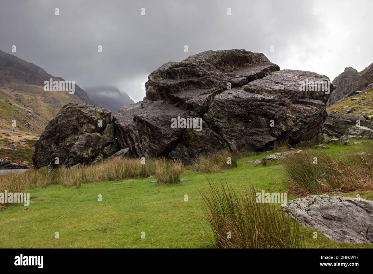 Die Cromlech-Felsbrocken sind eine Reihe von gigantischem Felsbrocken im Llanberis Pass, Snowdonia. Stockfoto