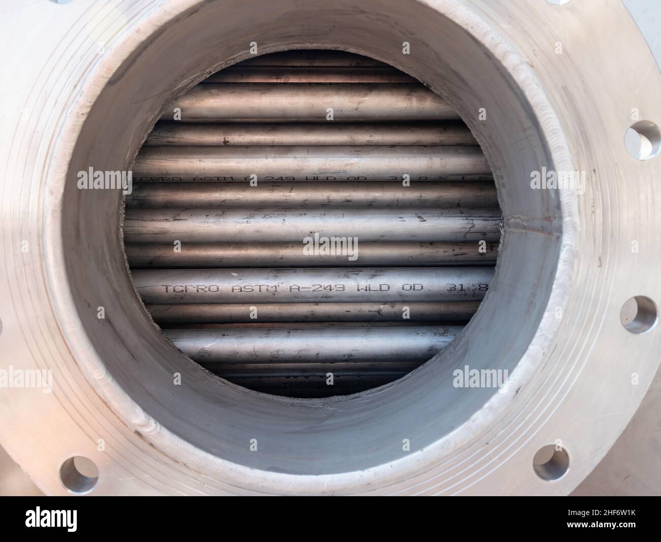 Rohre einer Schale und eines Rohrkondensators durch eine Inspektionsluke auf der Schale gesehen. Das Bild kann auch zur Veranschaulichung eines Abwärmeverdampfers verwendet werden, s. Stockfoto