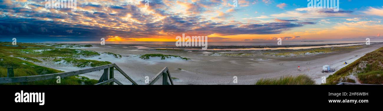 Strandpanorama von Amrum bei Sonnenuntergang mit Blick auf Sylt Stockfoto