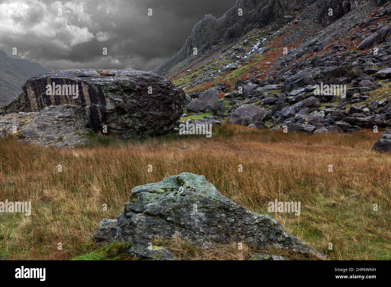 Die Cromlech-Felsbrocken sind eine Reihe von gigantischem Felsbrocken im Llanberis Pass, Snowdonia. Stockfoto