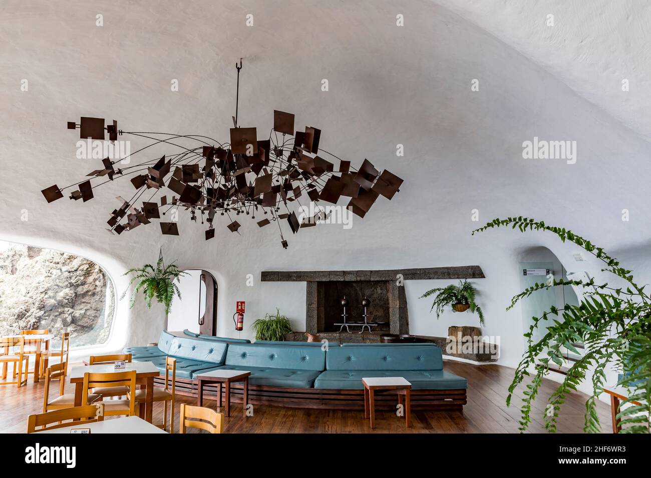 Café mit Panoramafenstern und Sitzecken, Mirador del Rio, entworfen von César Manrique, spanischer Künstler aus Lanzarote, 1919-1992, Lanzarote, Kanaren, Kanarische Inseln, Spanien, Europa Stockfoto