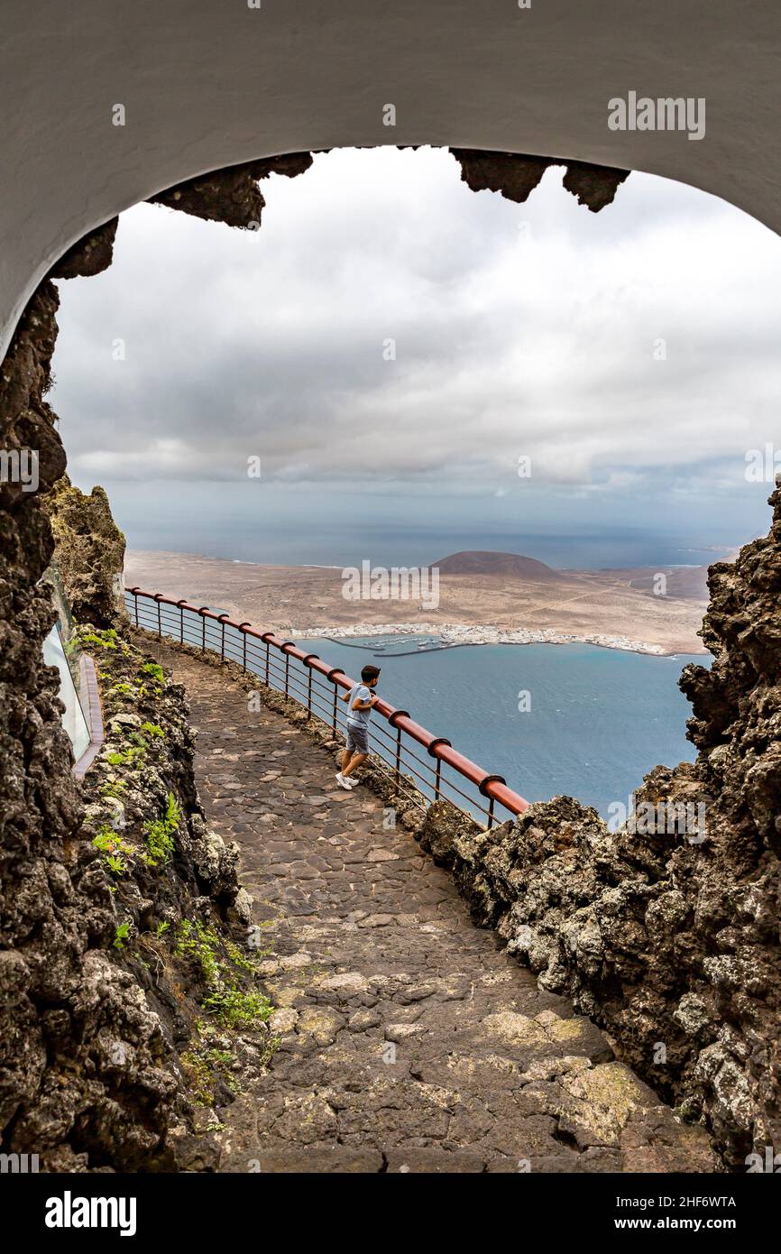 Blick vom Mirador del Rio auf die Insel La Graciosa, Lanzarote, Kanaren, Kanarische Inseln, Spanien, Europa Stockfoto