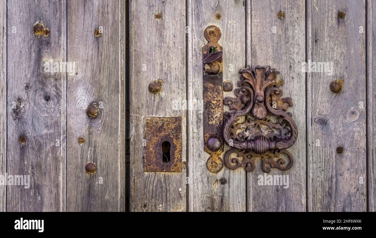 Alter Türklopfer in Assignan. Stockfoto