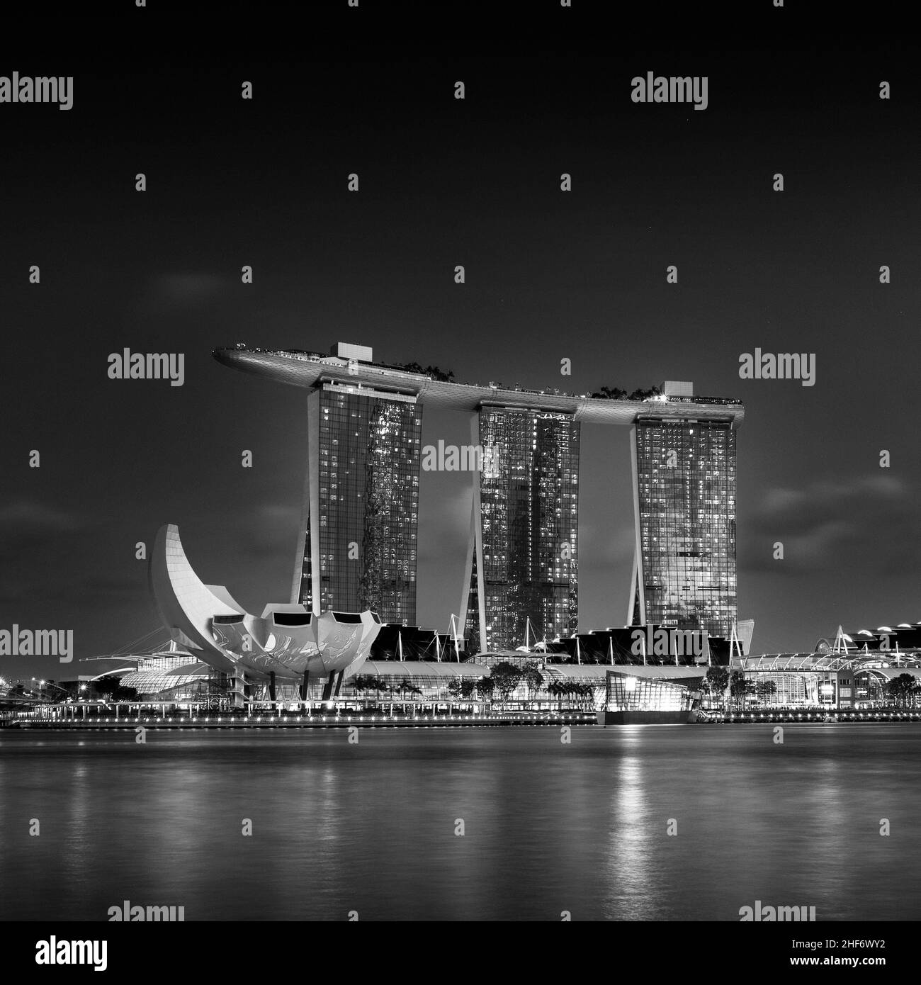 Marina Bay in Singapur mit Marina Bay Sands Hotel und ArtScience Museum bei Nacht Stockfoto