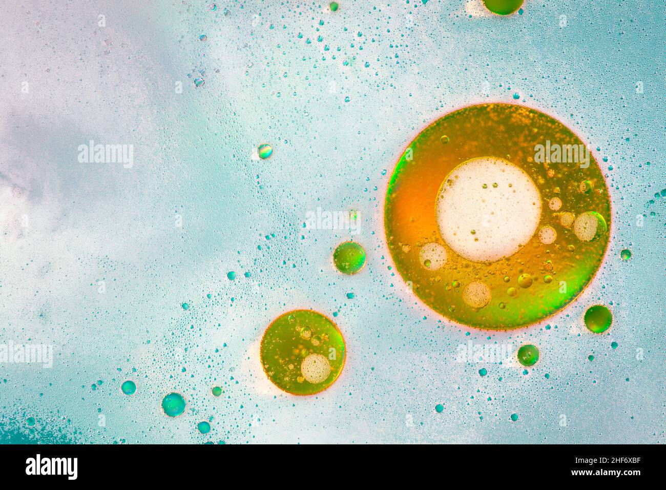 Ölblasen auf der Wasseroberfläche, mehrfarbiger Hintergrund, abstraktes Bild Stockfoto