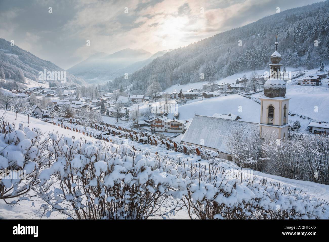 Das Dorf Ramsau bei Berchtesgaden im Winter, Bezirk Berchtesgadener Land, Oberbayern, Bayern, Deutschland Stockfoto