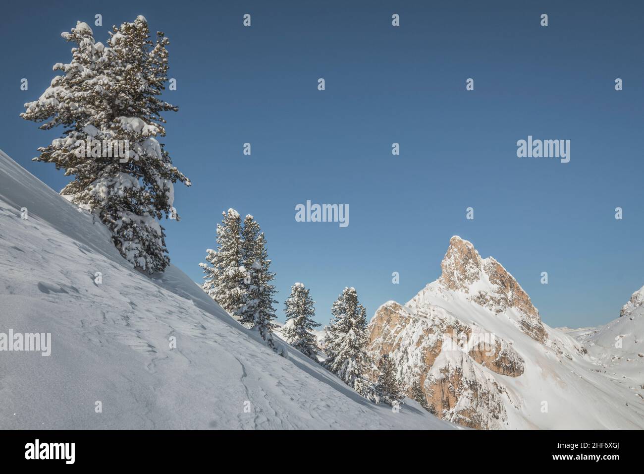 Die spitze südöstliche Wand des Sass de Stria, Berg mit Blick auf Falzarego, Livinallongo del Col di Lana, Provinz Belluno, Venetien, Italien Stockfoto