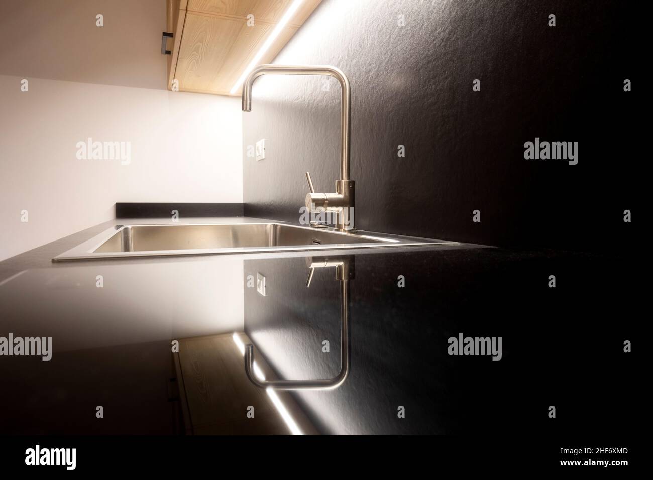Moderne Möbel, Waschbecken mit Stahlhahn, Küche Stockfoto