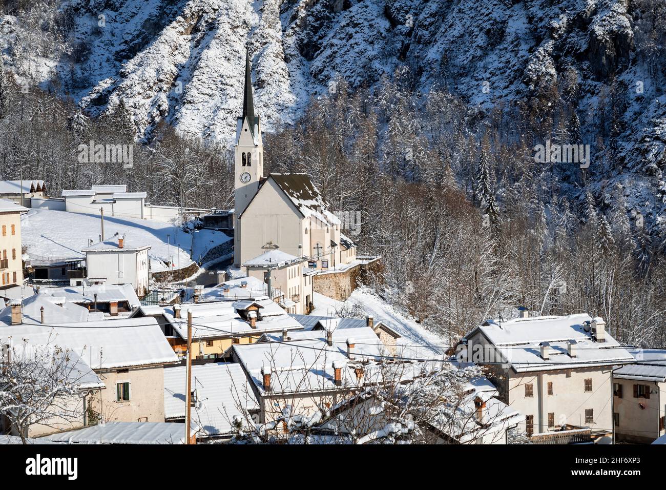 Italien, Venetien, Provinz Belluno, Gosaldo, das Dorf Tiser im Mis-Tal in Winterstimmung Stockfoto