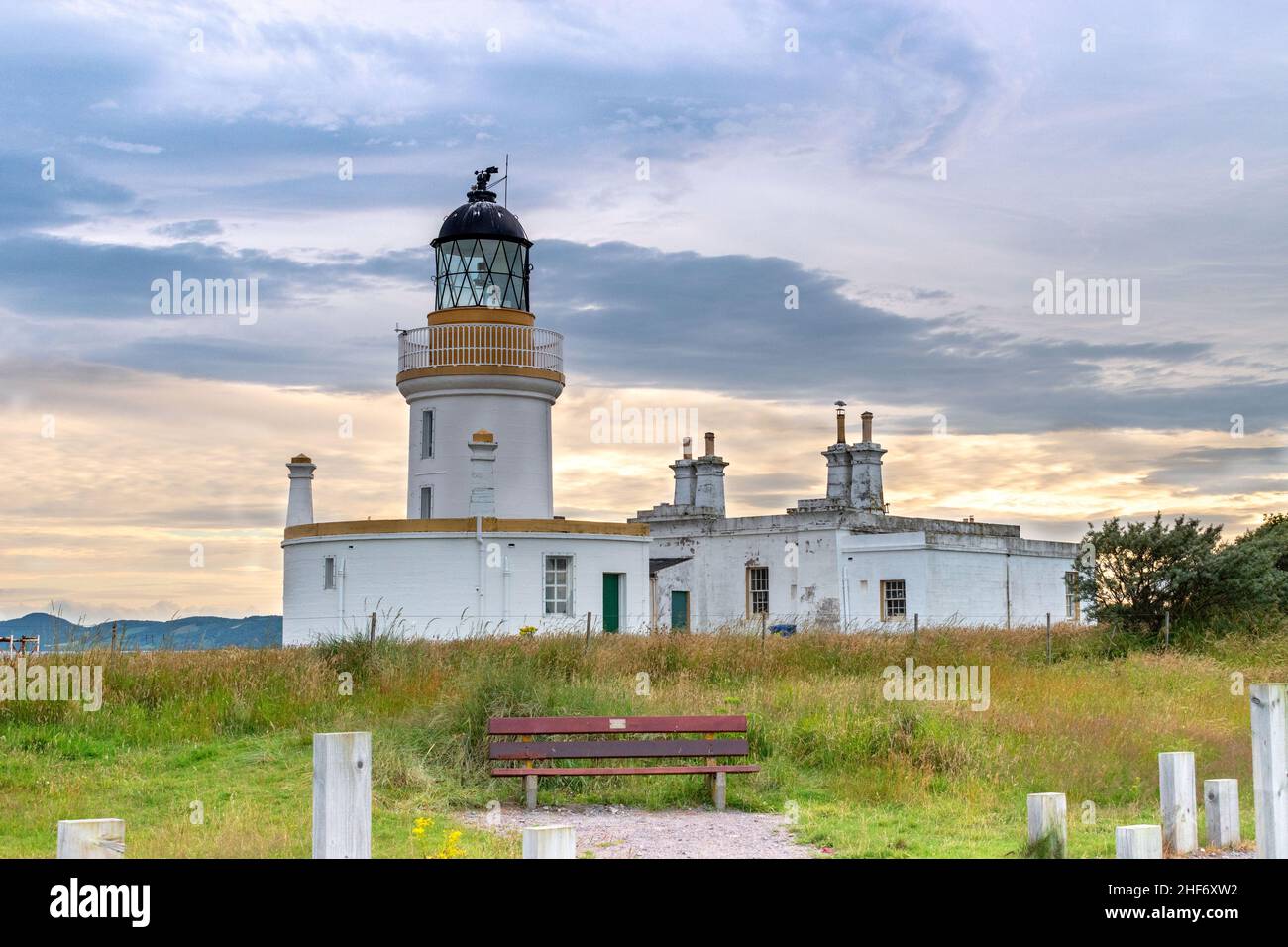 Blick auf den Leuchtturm von Chanonry Point bei Sonnenuntergang im Sommer in Higlands of Scotland. Stockfoto