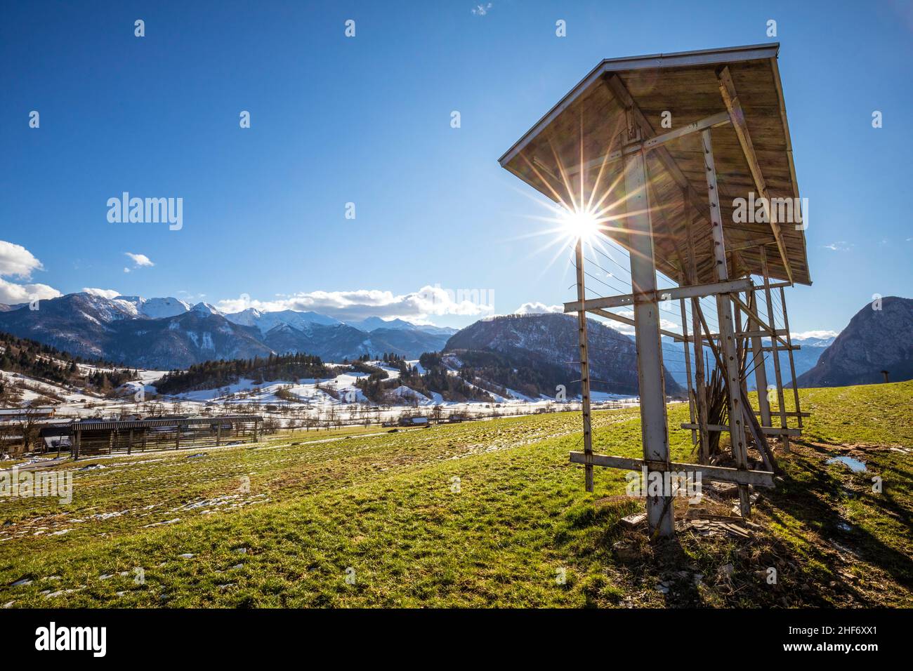 Europa, Slowenien, Oberkrain, Bohinjska Bistrica, Bohinj, Heuhaufen um Heu, Futter und Mais zu trocknen, heißt der slowenische Name Kozolec, Kazuc oder Stog Stockfoto