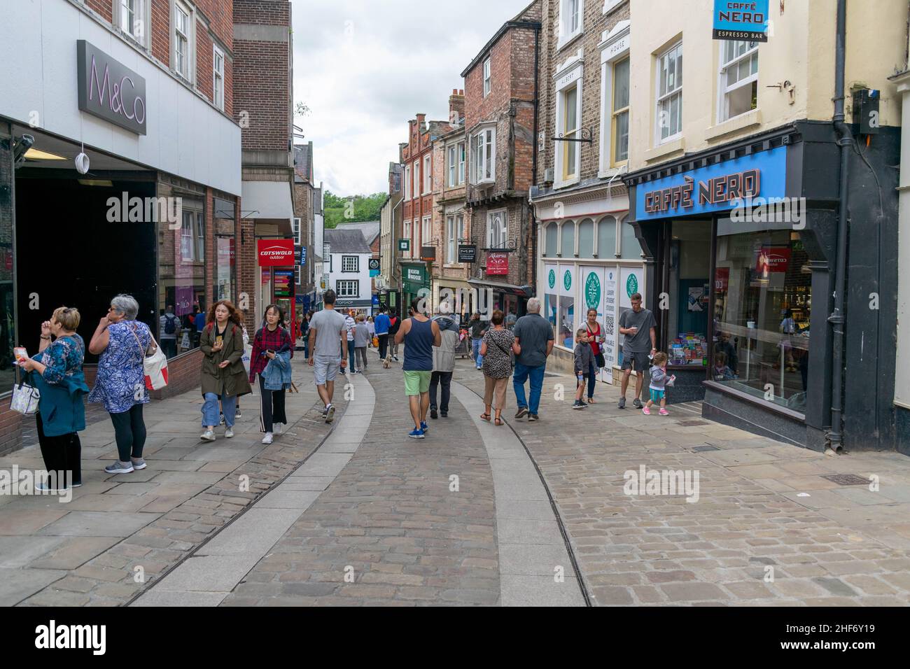 Durham, Großbritannien - 14th. Juli 2019: Das Stadtzentrum von Durham ist eine historische Altstadt, berühmt für ihre Kathedrale, Universität und lebendige Studentenkultur. Pflasterpflaster Stockfoto