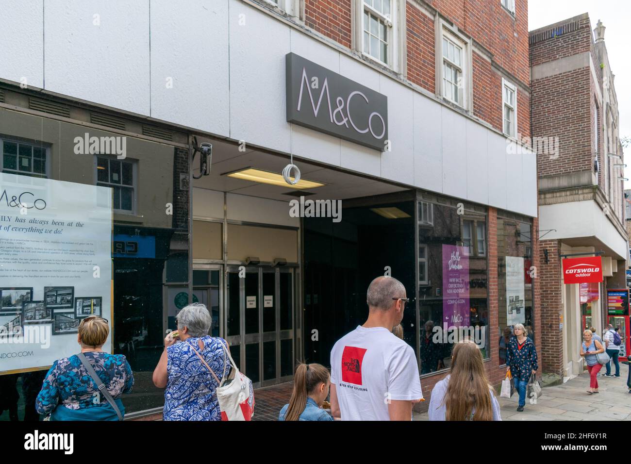 Durham, Großbritannien - 14th. Juli 2019: M & Co im Stadtzentrum von Durham Exterior. Der Laden zieht von seinem Platz in Prince Bishops an seinen neuen Standort. Sh Stockfoto