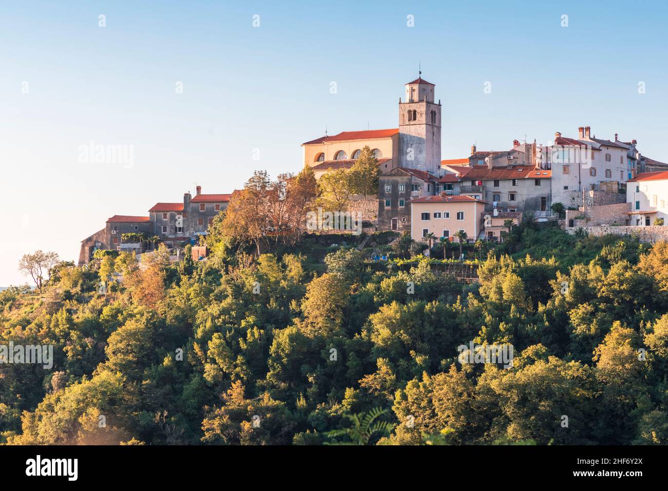 Kroatien, Kvarner-Bucht, Riviera Opatija, Adria, Moscenicka Draga, Das Dorf MoÅ¡Ä‡enice mit der St. Andreas Kirche Stockfoto