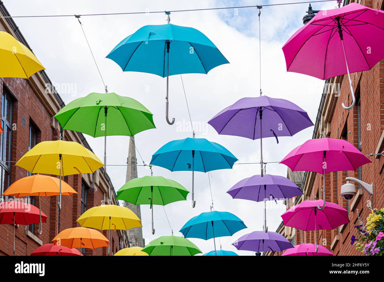 Durham, Großbritannien - 14th. Juli 2019: Umbrella Street ist die Sommerinstallation des Prince Bishops Shopping Centers, die unsere bewölkten Tage erhellen soll. Vib Stockfoto Durham, Großbritannien - 14th. Juli 2019: Umbrella Street ist die Sommerinstallation des Prince Bishops Shopping Centers, die unsere bewölkten Tage erhellen soll. Vib Stockfoto