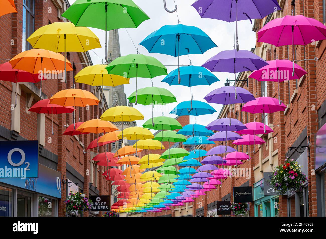 Durham, Großbritannien - 14th. Juli 2019: Umbrella Street ist die Sommerinstallation des Prince Bishops Shopping Centers, die unsere bewölkten Tage erhellen soll. Vib Stockfoto Durham, Großbritannien - 14th. Juli 2019: Umbrella Street ist die Sommerinstallation des Prince Bishops Shopping Centers, die unsere bewölkten Tage erhellen soll. Vib Stockfoto