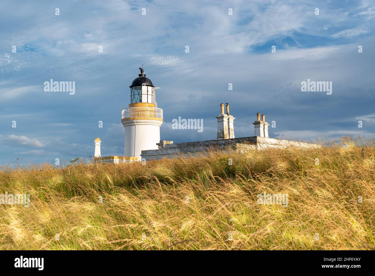 Blick auf den Leuchtturm von Chanonry Point bei Sonnenuntergang im Sommer in Higlands of Scotland. Stockfoto