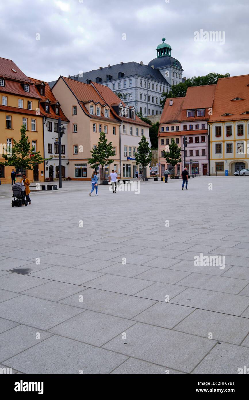 Blick vom Marktplatz in Weißenfels auf die Romanik-Straße zur Burg Neu-Augustusburg, Burgenlandkreis, Sachsen-Anhalt, Deutschland Stockfoto