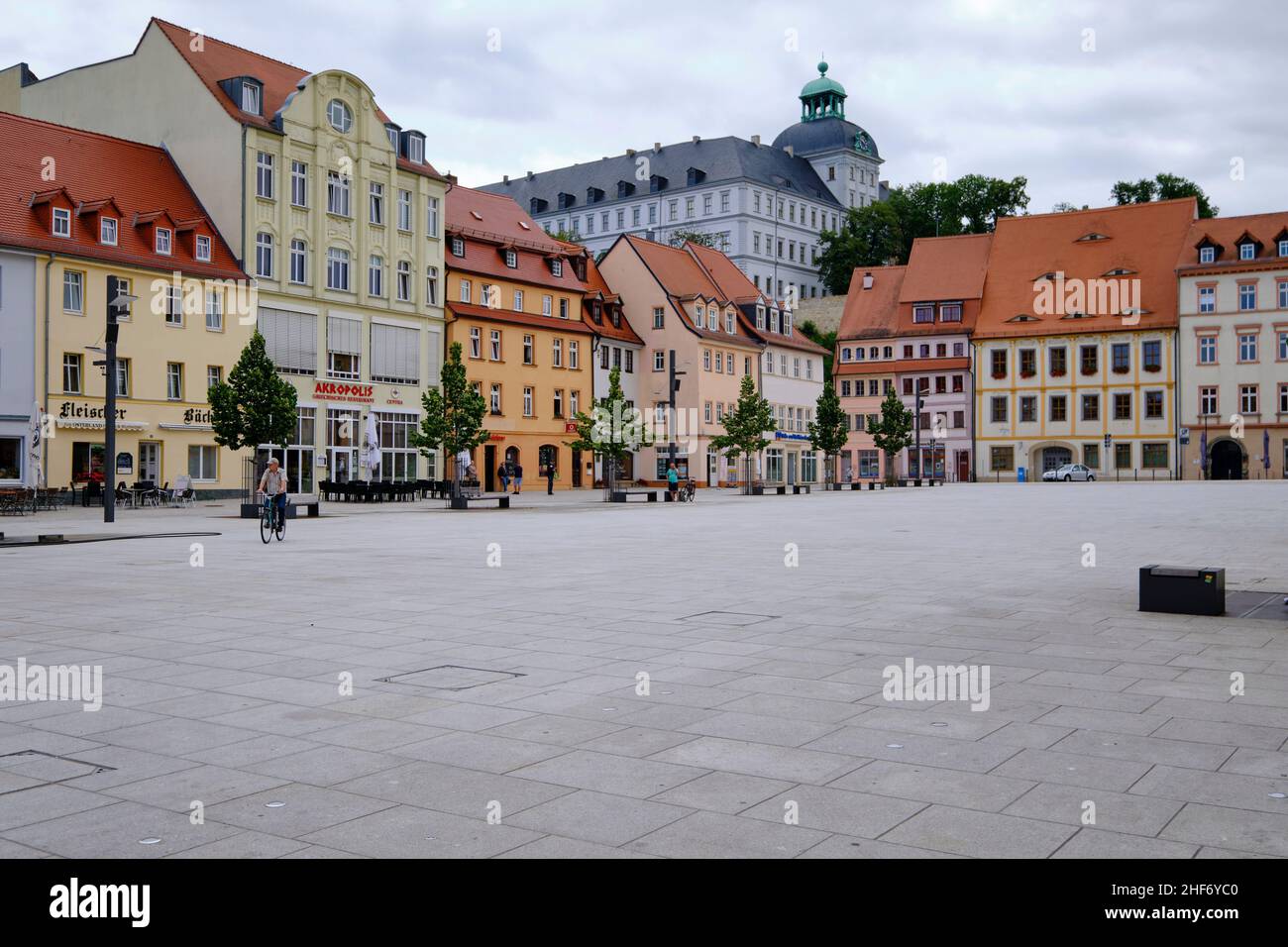 Blick vom Marktplatz in Weißenfels auf die Romanik-Straße zur Burg Neu-Augustusburg, Burgenlandkreis, Sachsen-Anhalt, Deutschland Stockfoto