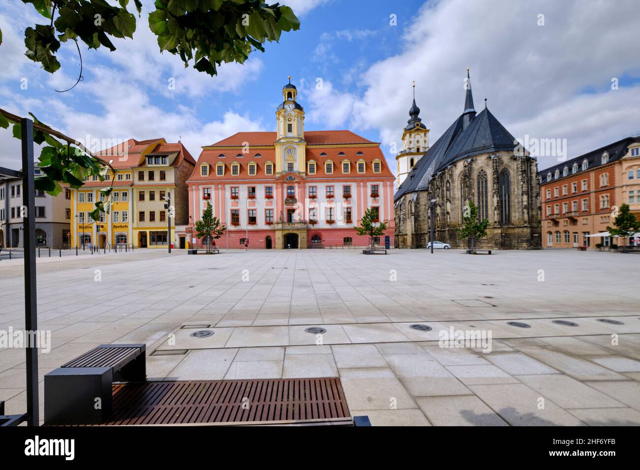 Das Rathaus und die EV. Stadtkirche St. Marien auf dem Marktplatz in Weißenfels an der Romanik, Burgenlandkreis, Sachsen-Anhalt, Deutschland Stockfoto