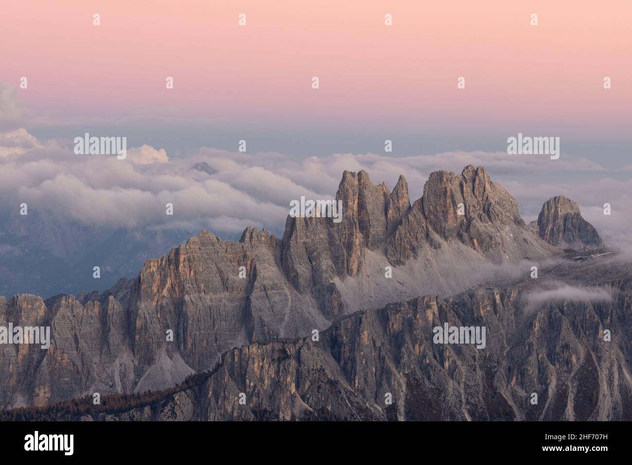 Der Blick von Lagazuoi auf die umliegenden Berge bei Sonnenuntergang. Stockfoto