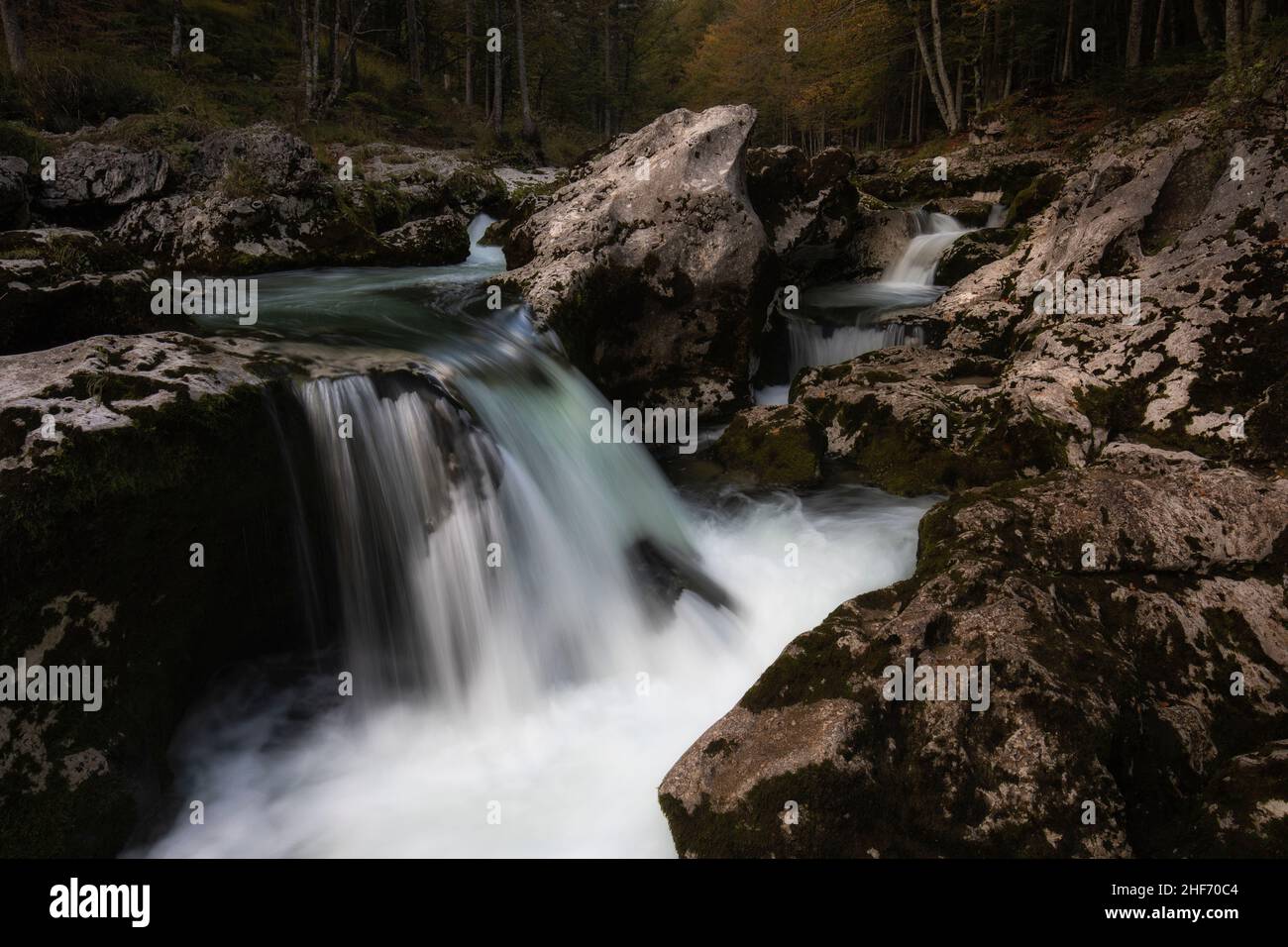 Der Mostnice sucht seinen Weg durch die Felsen .. Stockfoto