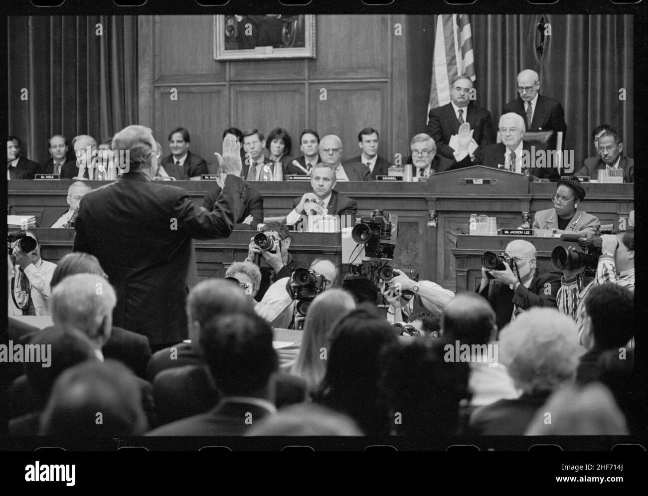 Der unabhängige Anwalt Ken Starr (stehend, in der Mitte) wurde vereidigt, bevor er vor dem Justizausschuss des Repräsentantenhauses über seine Untersuchung der Beziehung von Präsident Clinton zu Monica Lewinsky, Washington, DC, 11/1998. Stockfoto