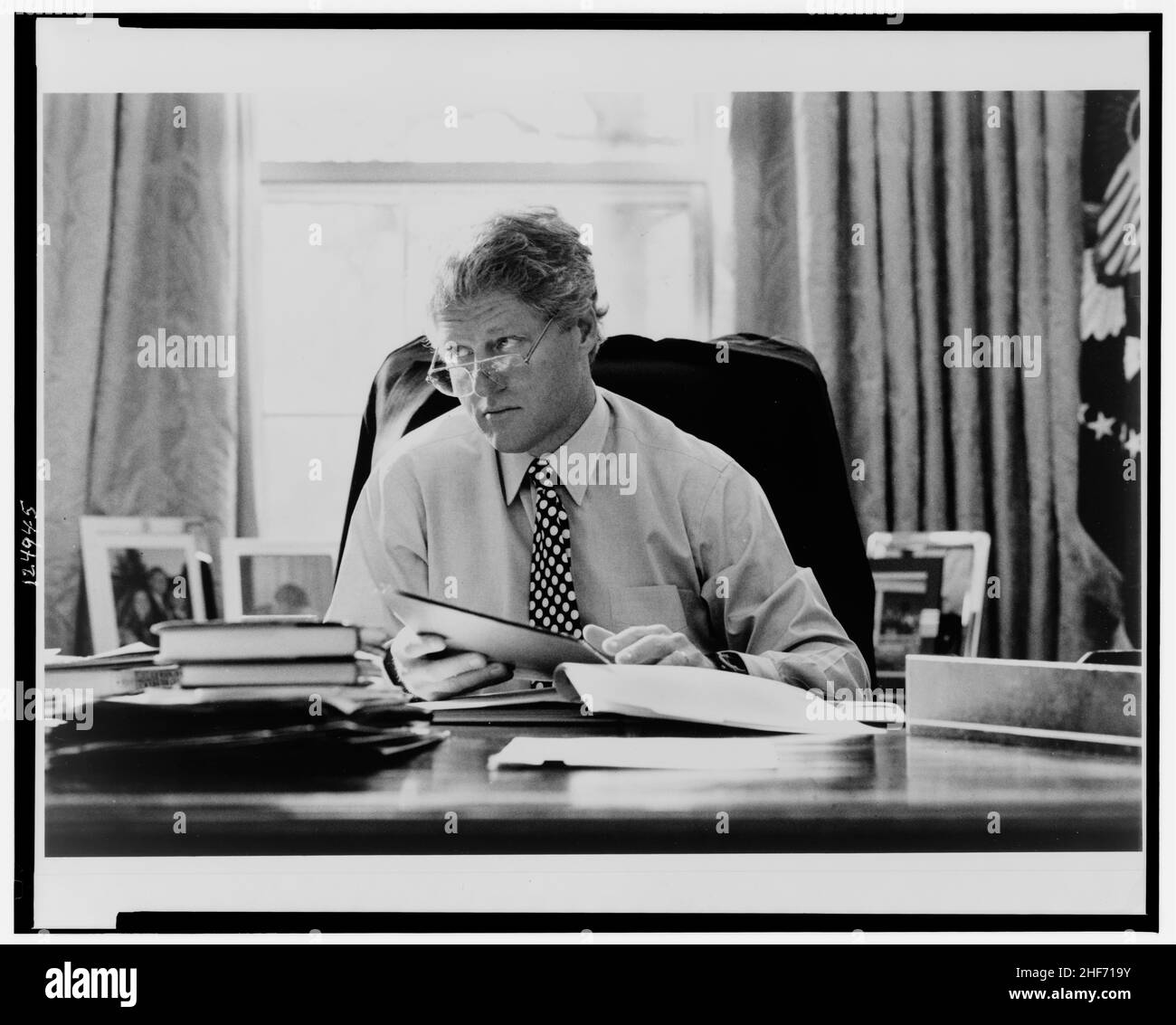 Präsident William J Clinton saß an seinem Schreibtisch im Oval Office, Washington, DC, 1993. Stockfoto