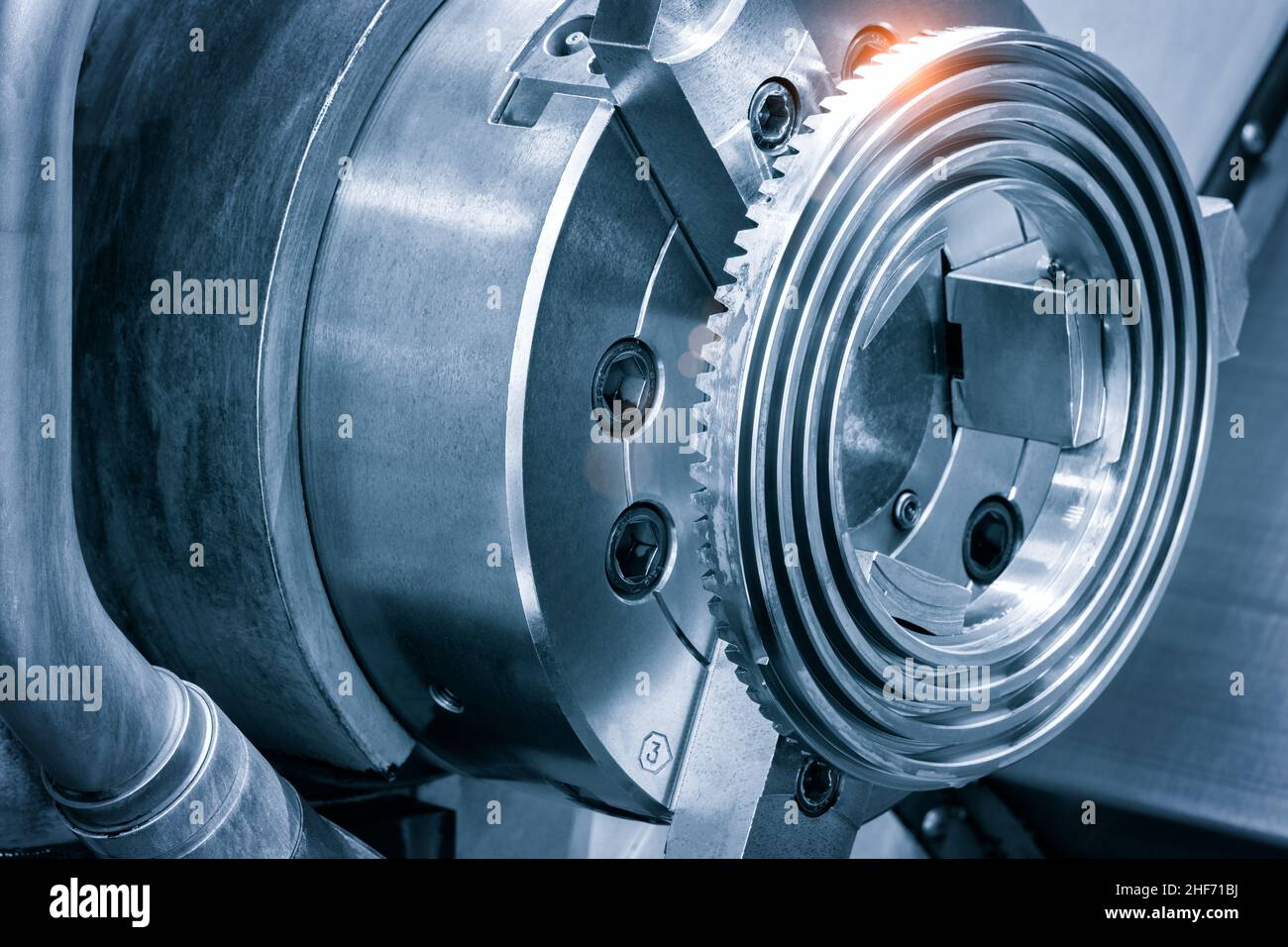 Metallindustrie für Werkzeugmaschinen. Die Drehmaschine Schnitt die Stahlwellenteile mit Drehwerkzeugen. Der Metallbearbeitungsvorgang durch Drehen der Maschine. Stockfoto