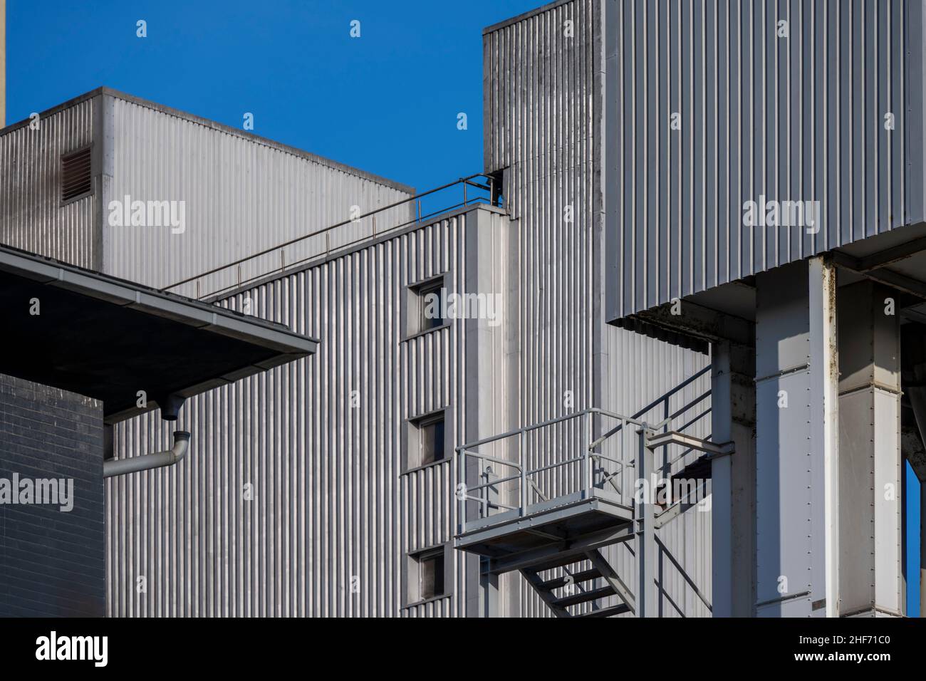 Fabrikgebäude, Wellblech, Treppen, Hafen, blauer Himmel, Stockfoto