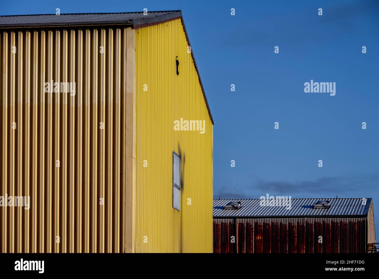 Gelbes Industriegebäude, Fenster, Wellblech, Hafen, gelbblau, Stockfoto